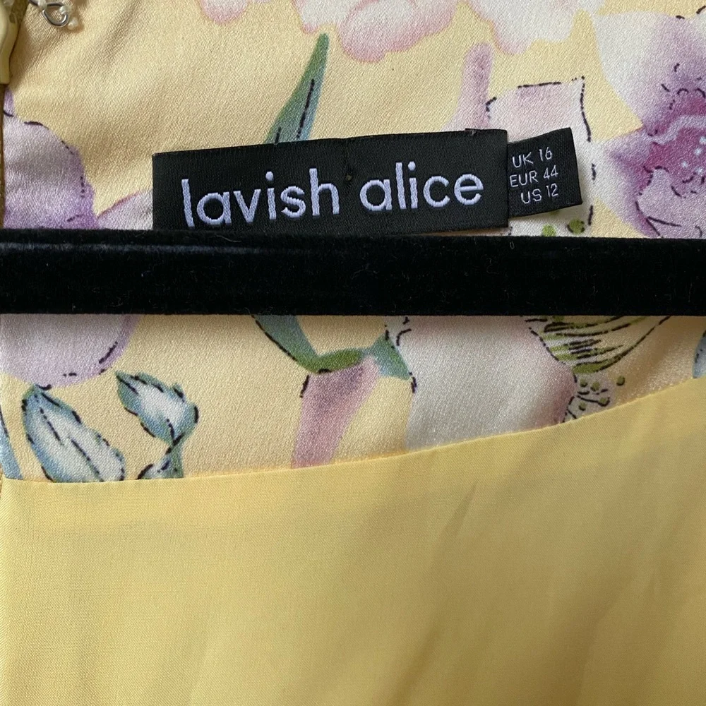 Beautiful satin Lavish Alice Floral Dress - Picture 4 of 5